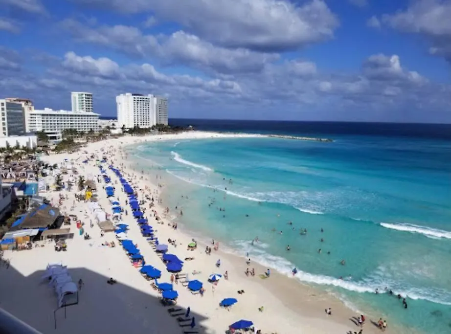 Beach Front Renewed Apartment Cancún