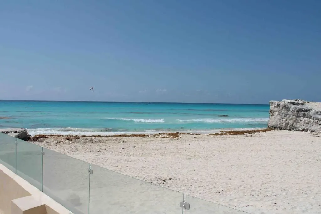 Beach Front Renewed Apartment Cancún