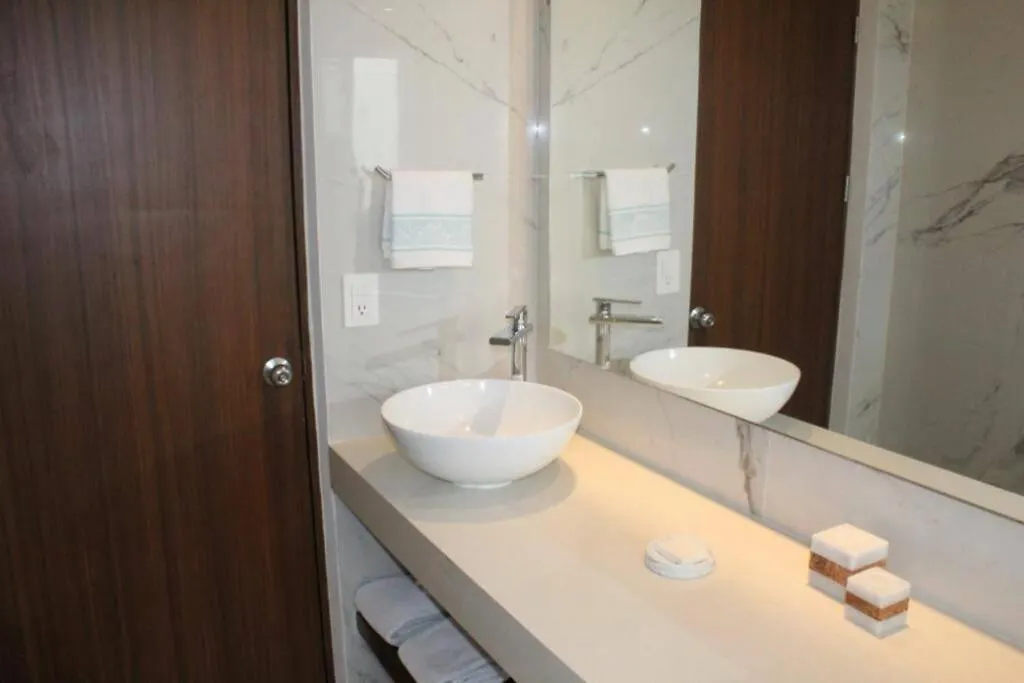Beach Front Renewed Apartment Cancún Mexiko