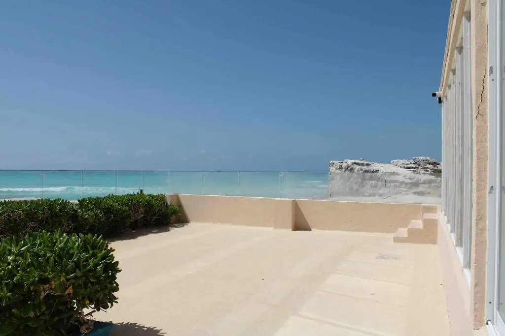 Beach Front Renewed Apartment Cancún Mexiko
